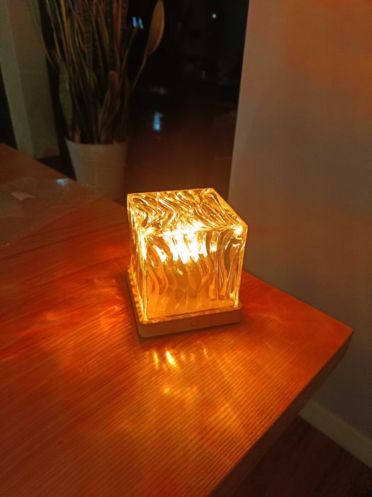 Lampka nocna różne kolory pracy z pilotem