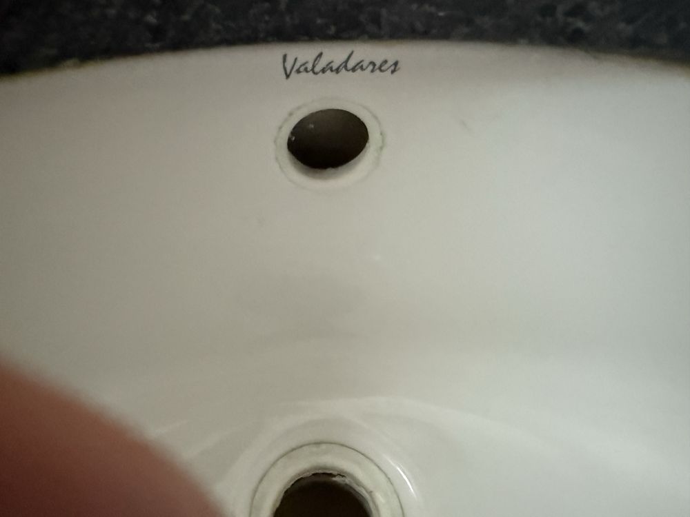 Bancada de granito c/ lavatório Valadares