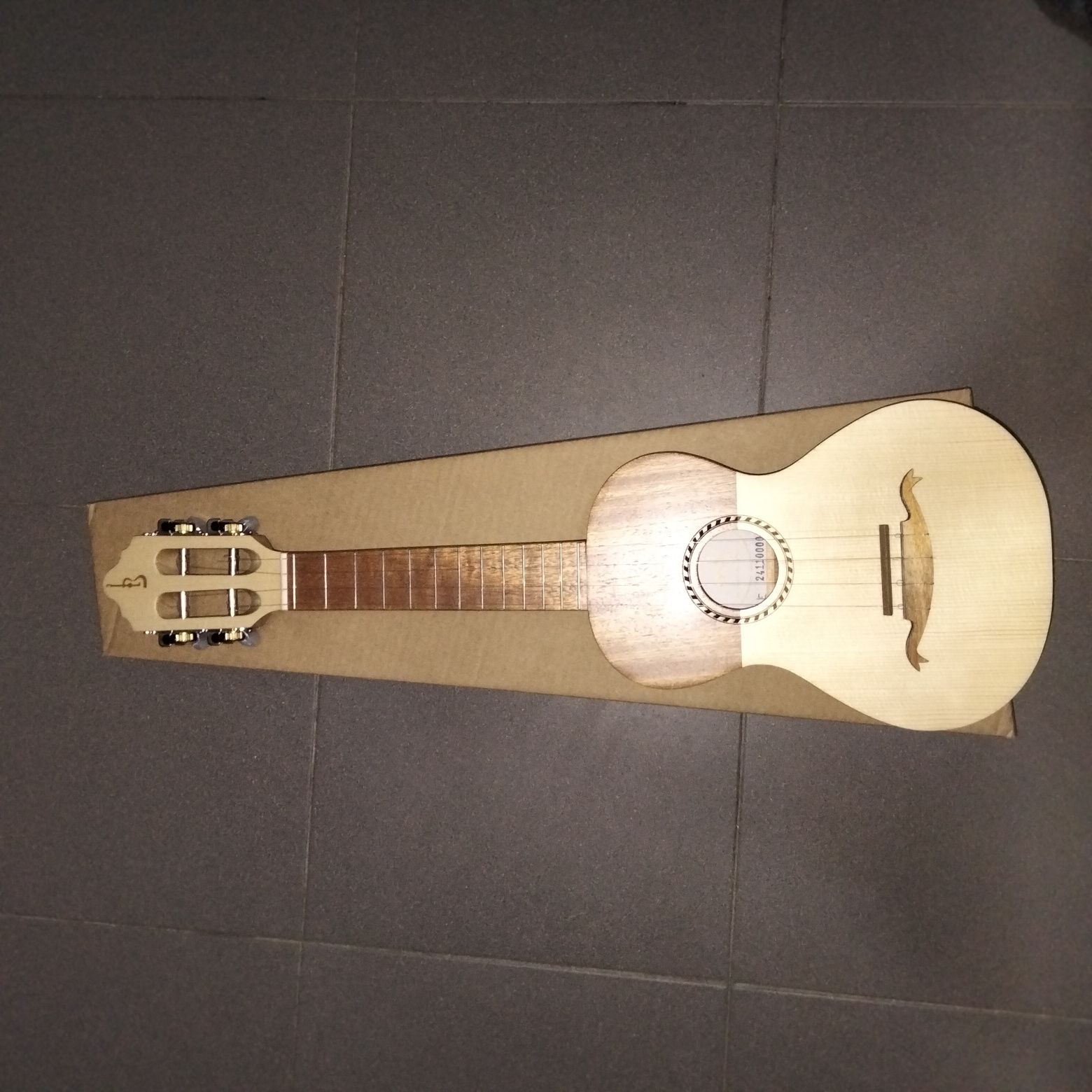 Cavaquinho meio tampo elétrico