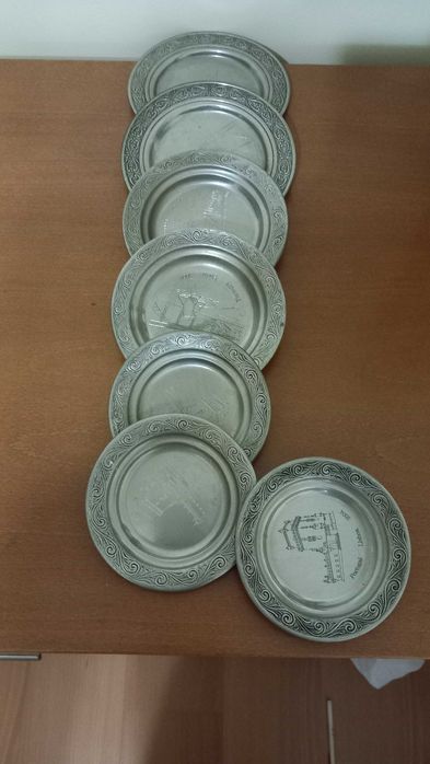 Conjunto de pratos em estanho com carimbo sobre a cidade do porto.