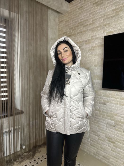 Жіноча стьобана куртка демісезон