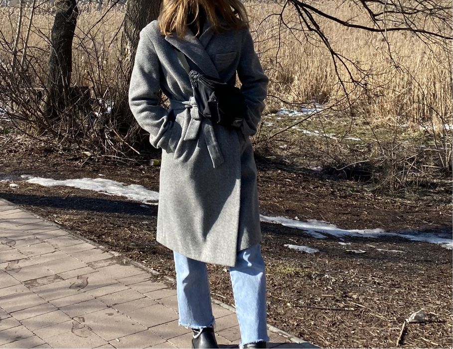 Сіре демісезонне пальто