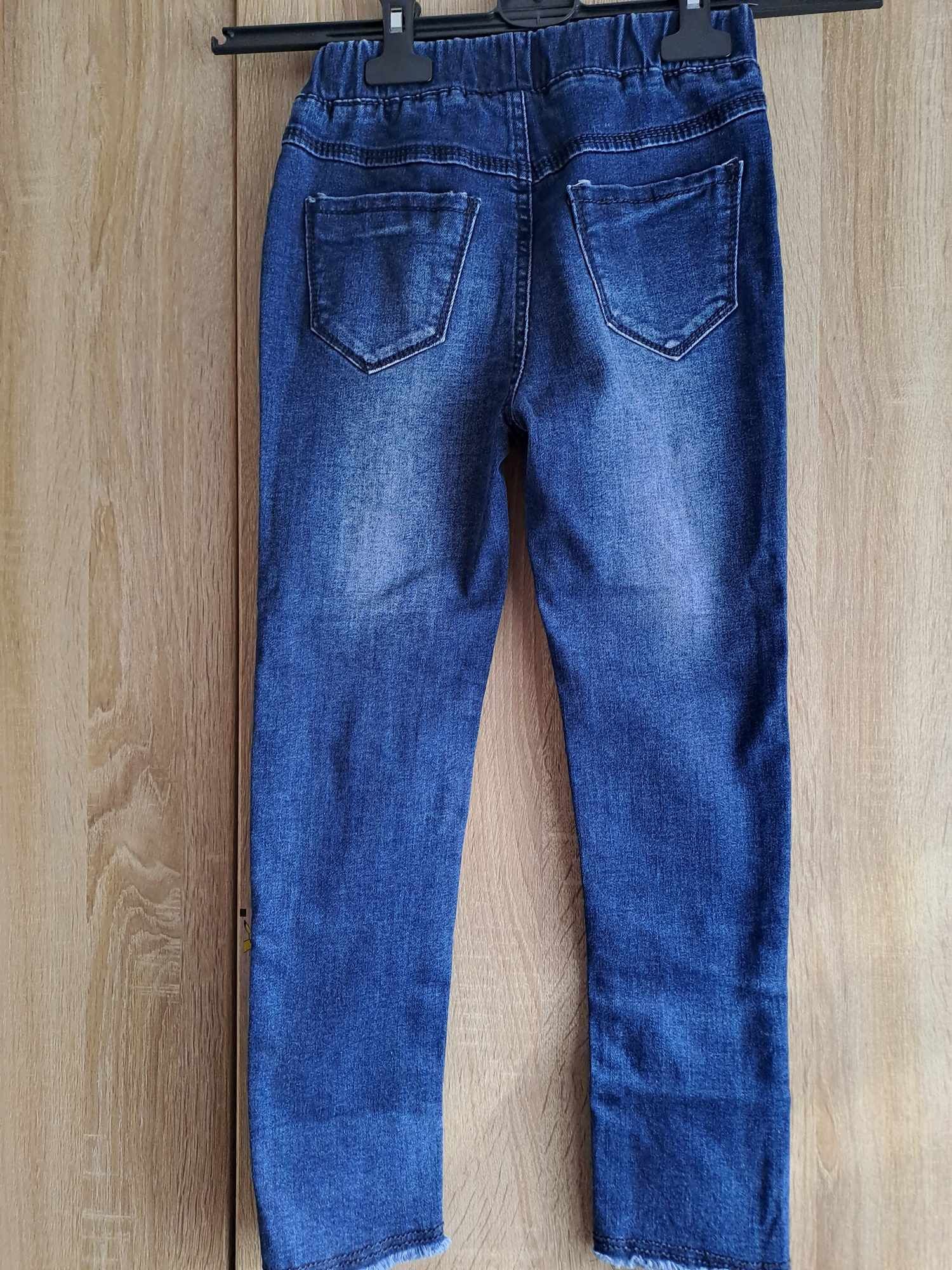 Nowe spodnie jeansowe rurki z przetarciami