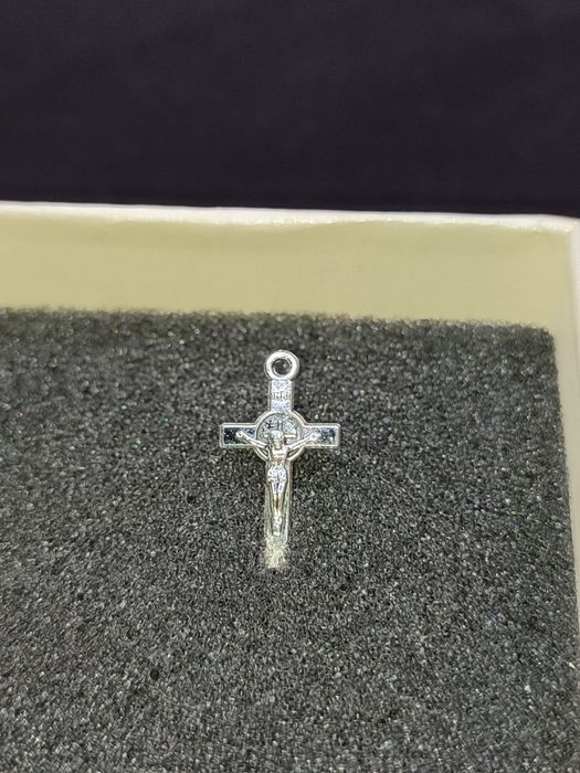 Mały krzyżyk w srebrnym kolorze