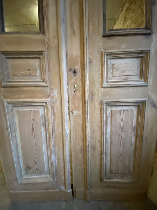 Zabytkowe dzwi z zamkiem