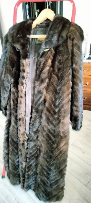 Продам норковую шубу б/у. Она согреет вас в холодные, зимние дни.