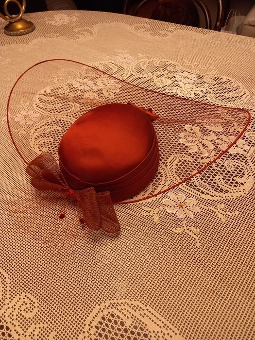 Chapéu de toilette de cor grená.
