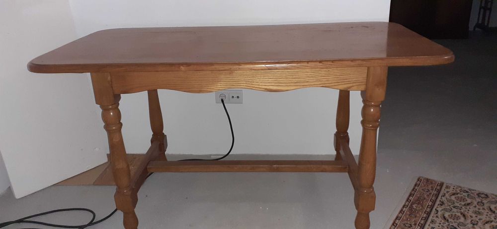 Mesa para cozinha ou sala em madeira