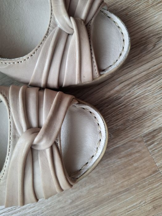 Sandały na koturnie Lasocki