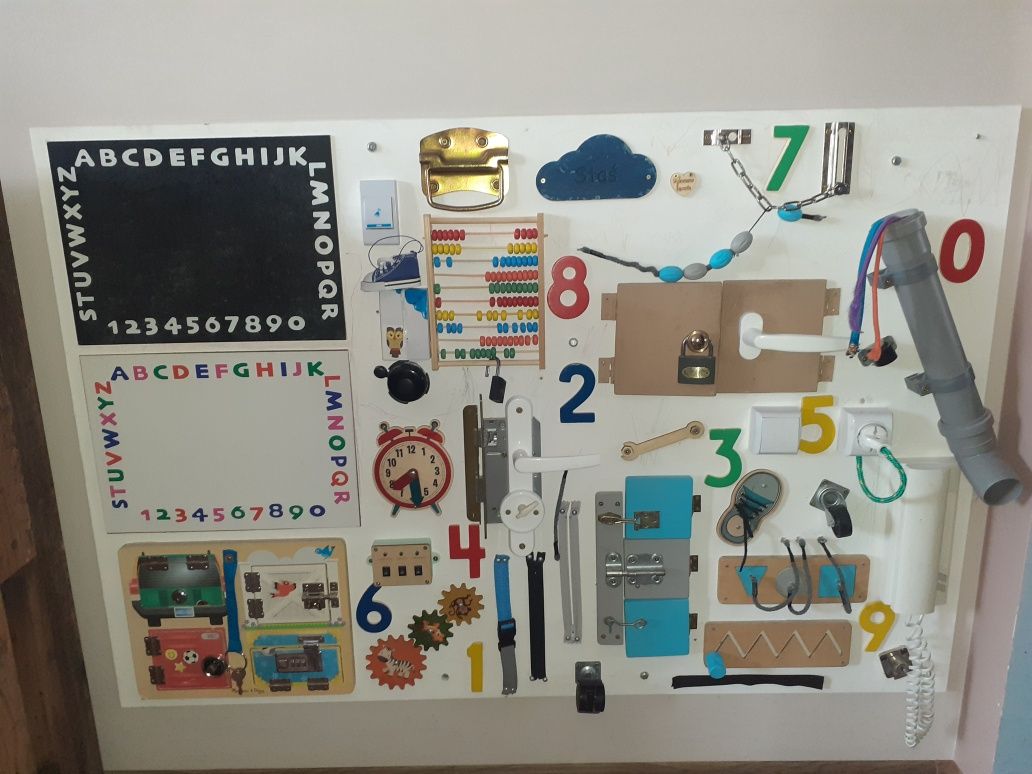 Ogromna tablica manipulacyjna edukacyjna na ścianę