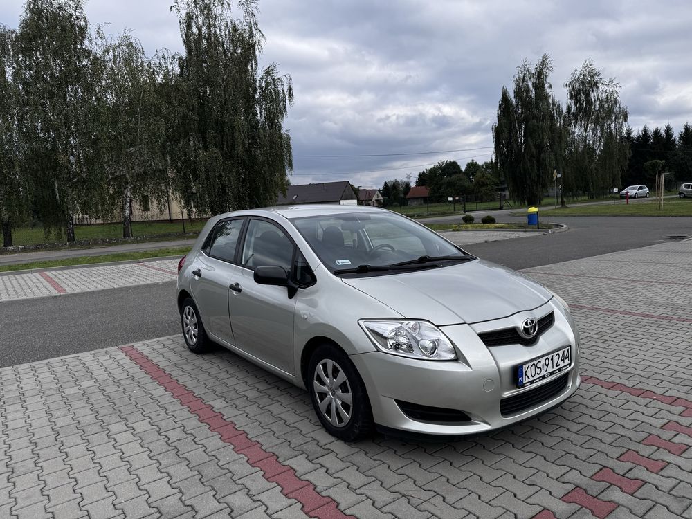Srebrna Toyota Auris