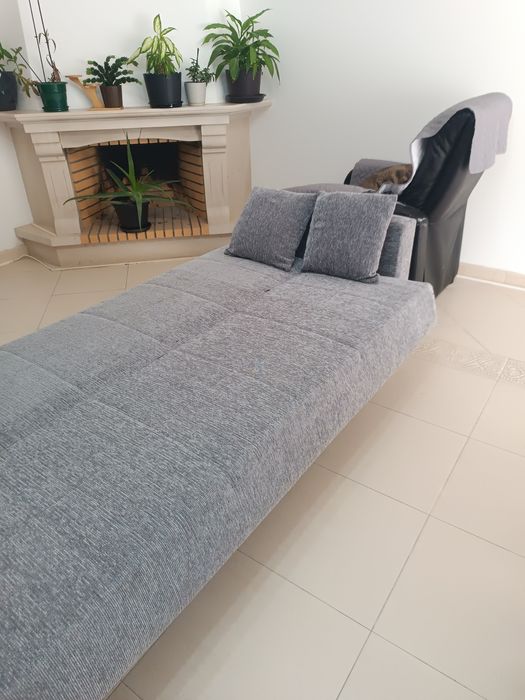 Sofá-cama cinzento 
Vendo so
