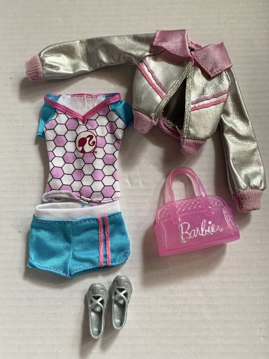 Аутфіти для ляльок Барбі
