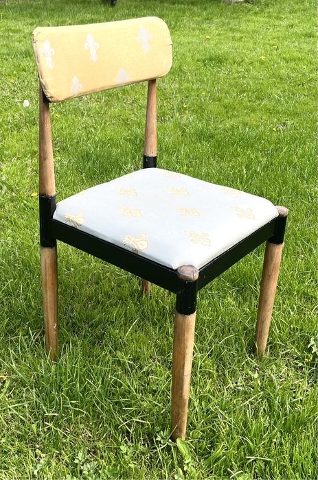 Trzy krzesła tapicerowane oryginalny polski design PRL vintage