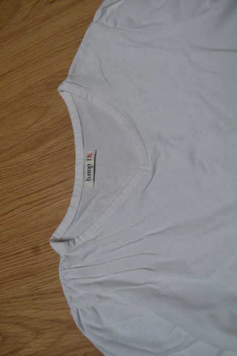 Excelente conjunto de saia e blusa, branco e creme, menina 9-10 anos