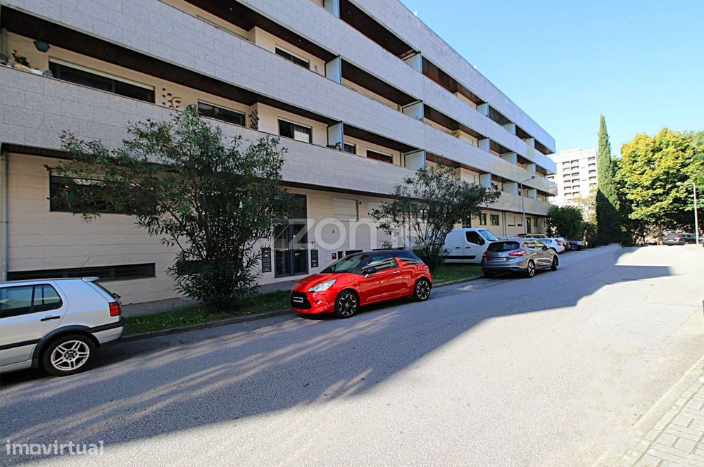 Apartamento T2 com garagem fechada e arrecadação em São Vitor, Brag...