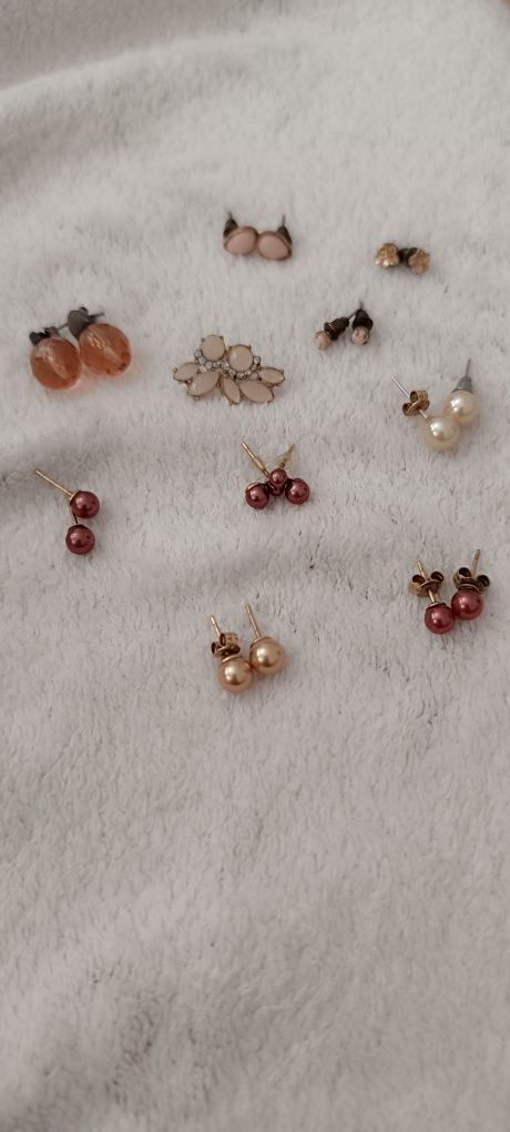 10 pares de brincos pequenos. Usados