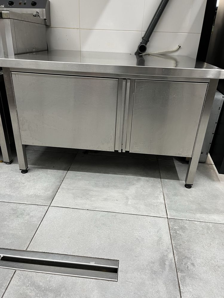 Banca em inox com portas