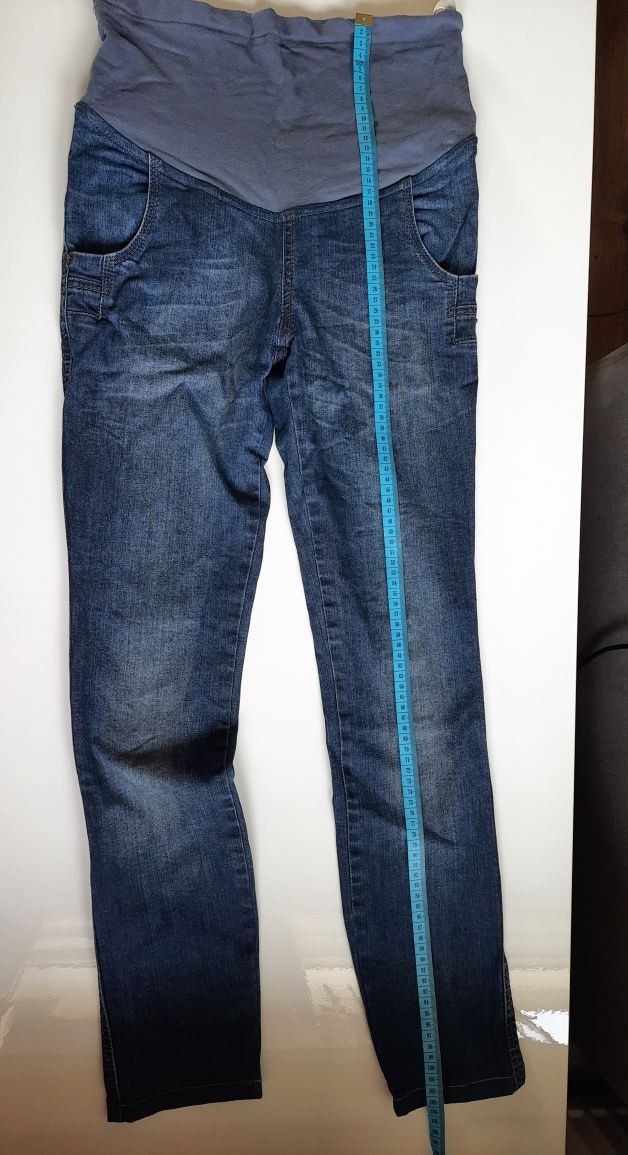 Dopasowane jeansy ciążowe z bocznymi kieszeniami