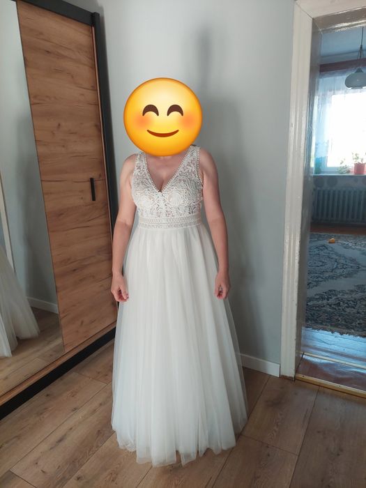 Piekna koronkowa suknia slubna