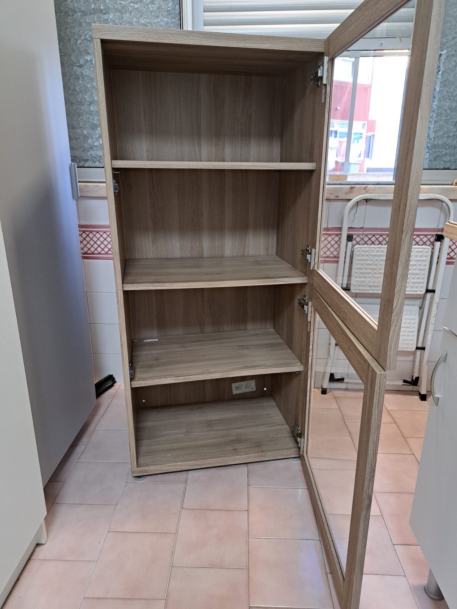 Armário de 2 portas com vidro
