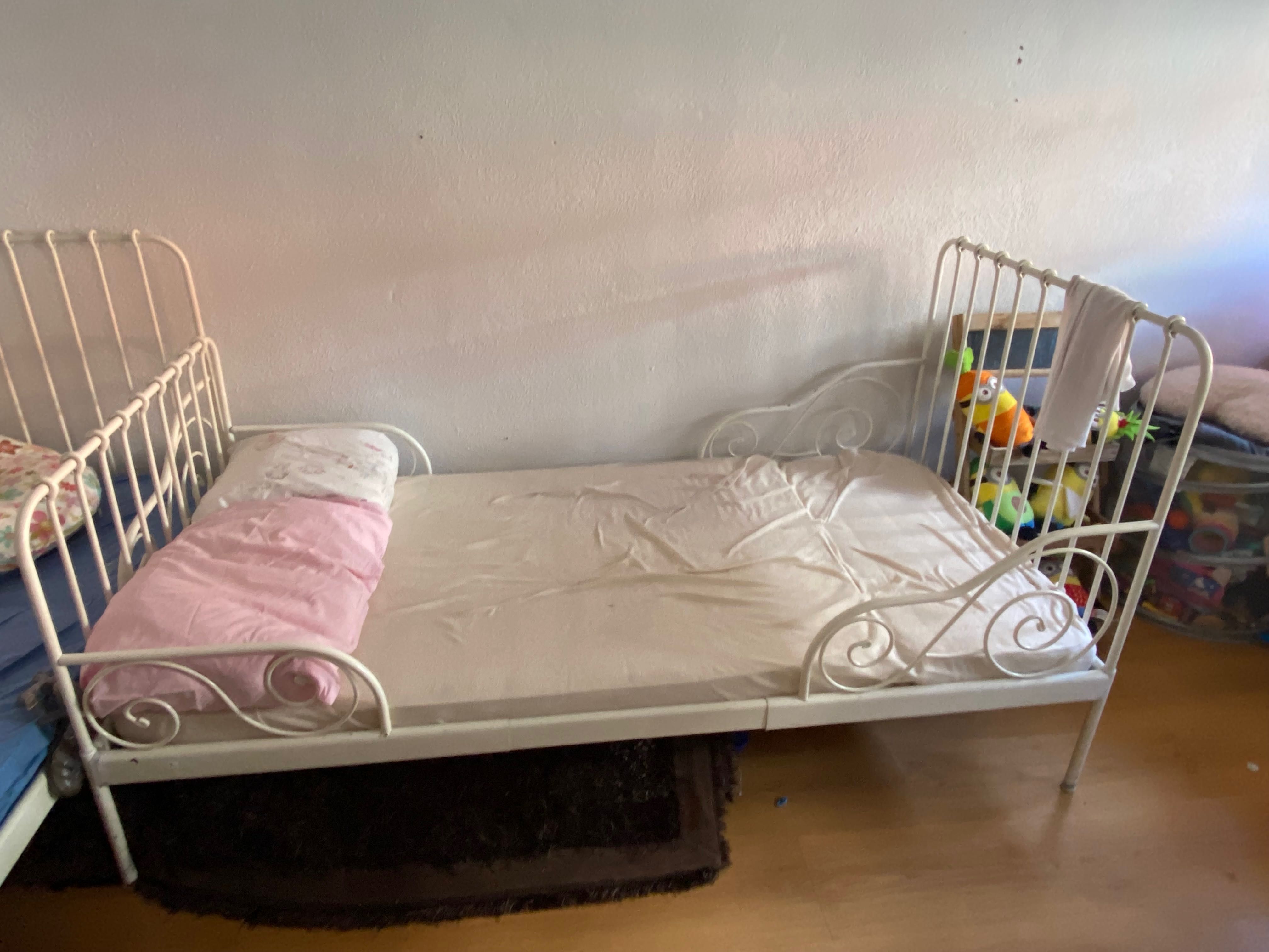 Sofá cama, cama, máquina de lavar roupa, mesa com 4 cadeiras, espelho,