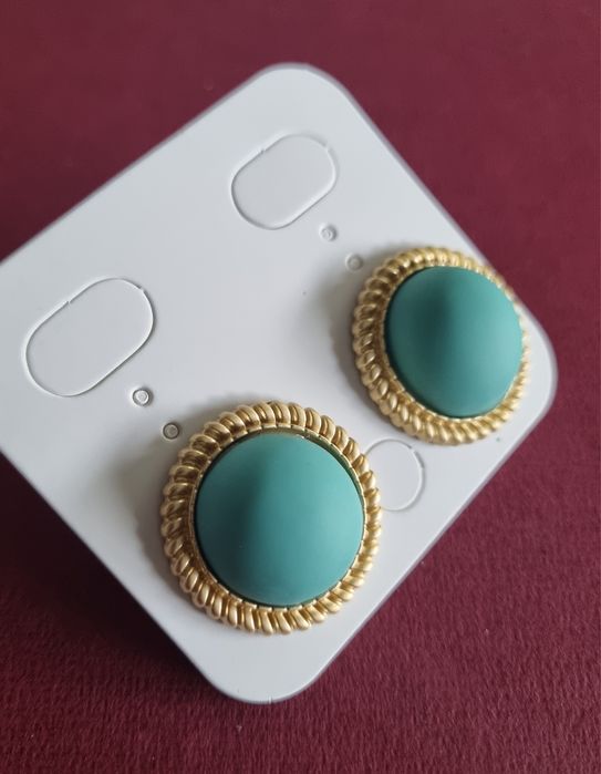 Brincos dourados com meia bola em tons de azul turquesa/verde água.