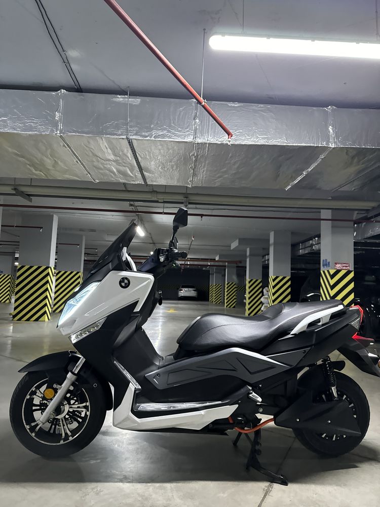 Электромотоцикл  TMAX Like.bike maxi электроскутер