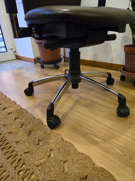 tenho para venda cadeira de escritório quase nova nunca teve uso