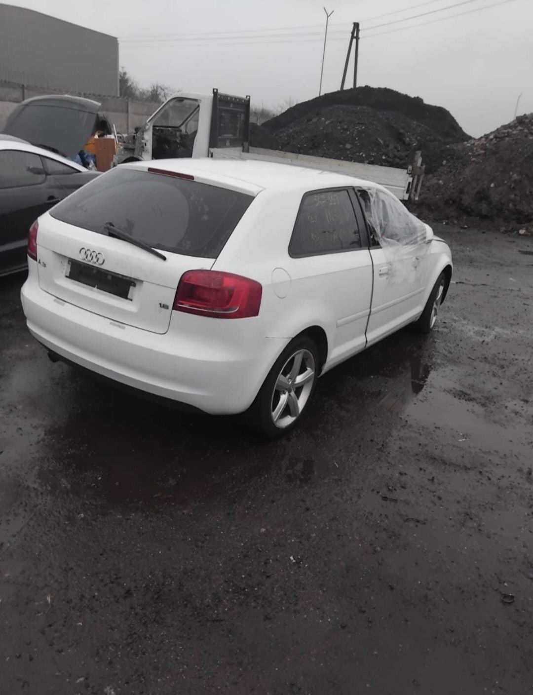 Audi a3 8p lift 3 drzwi 1.6 mpi BSE skrzynia LVN kolor LY9C