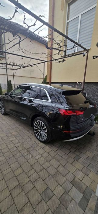 продж авто Audi e-tron