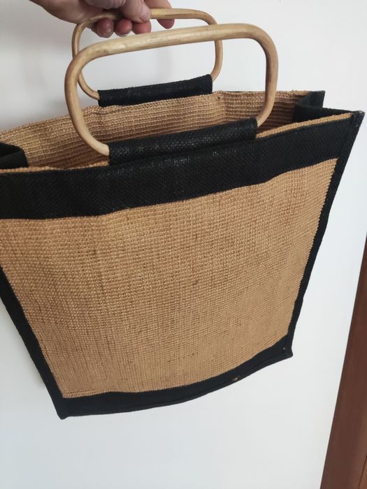 Kurowa torba z drewnianymi rączkami