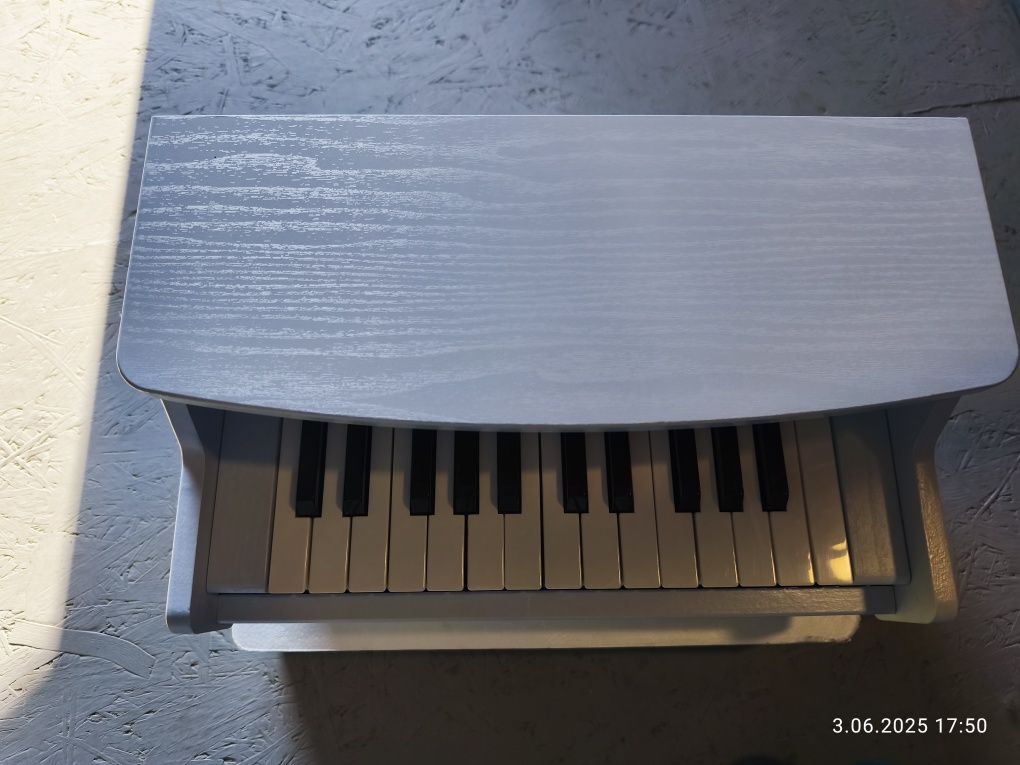 Nowe mini pianino Sheffield