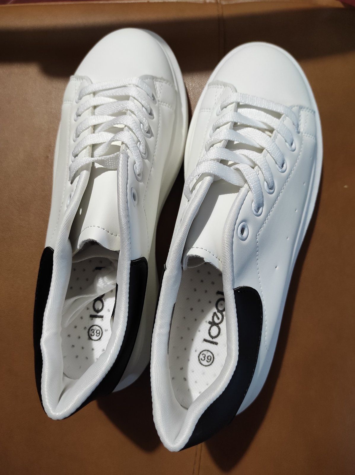 Женские белые кожаные кроссовки осенние в стиле Alexander McQueen