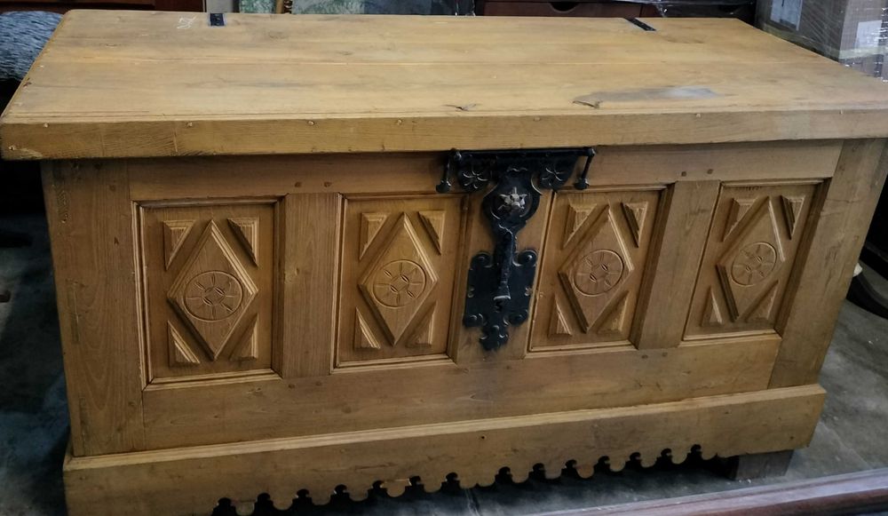 Arca em madeira maciça