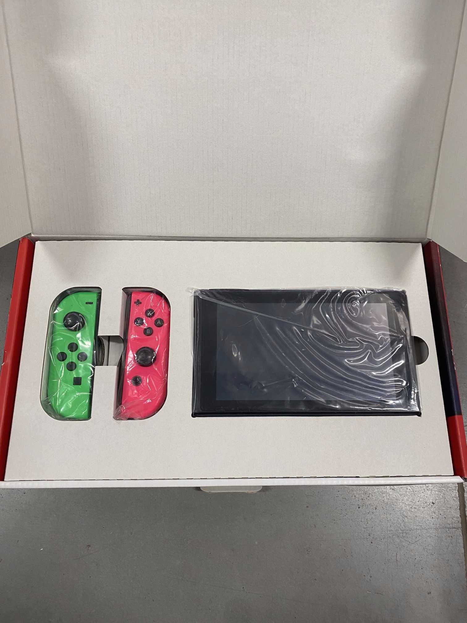 Konsola Nintendo Switch + etui