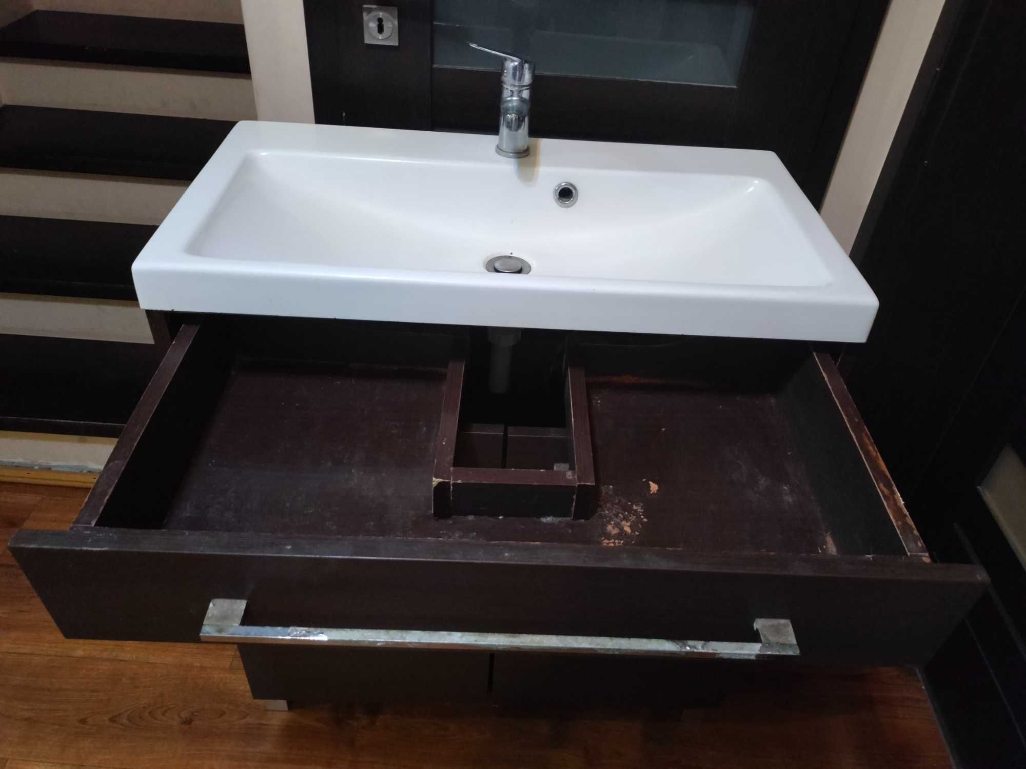 Umywalka z baterią i szafką  80 cm