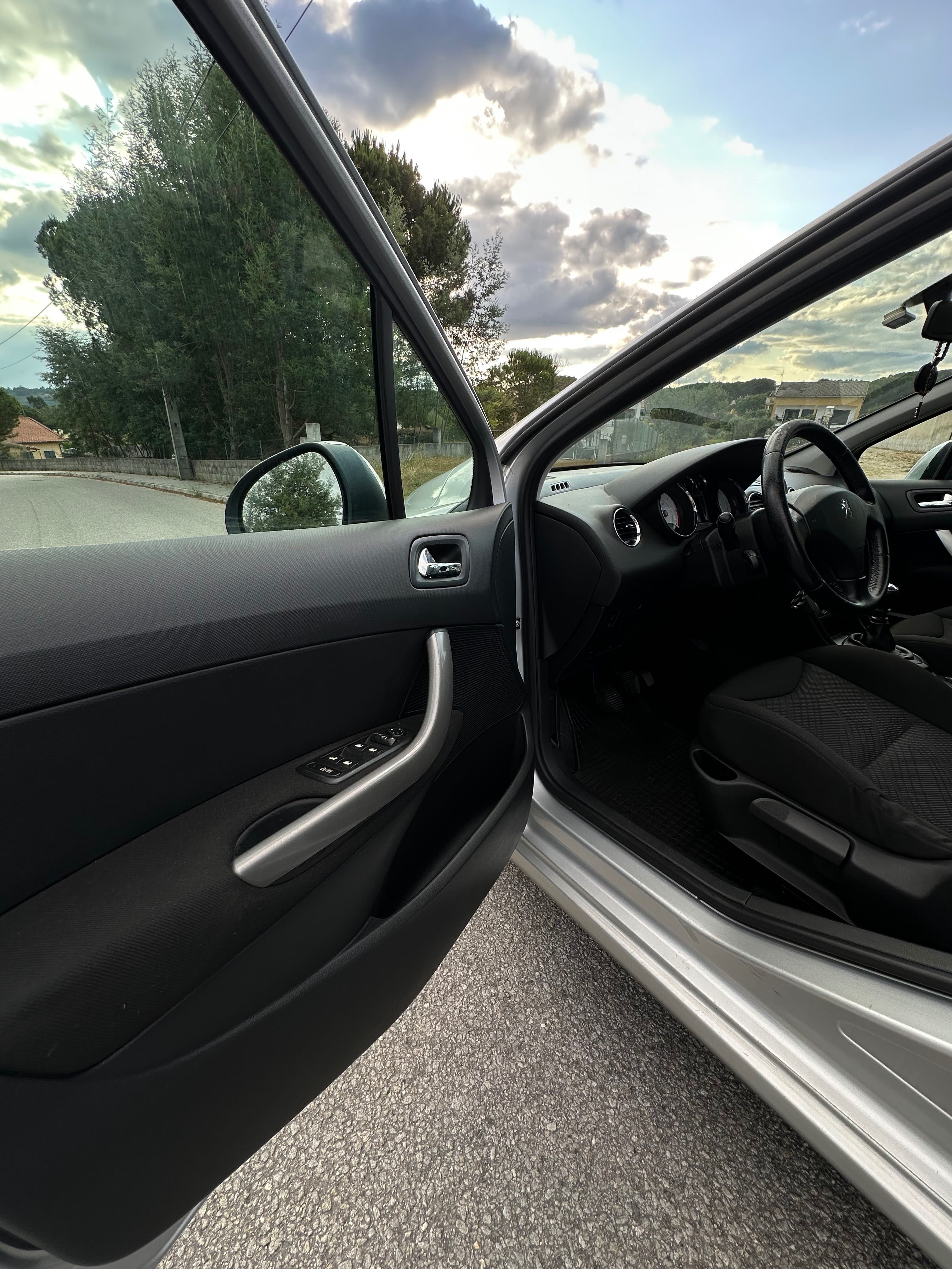 Peugeot 308SW cinzento