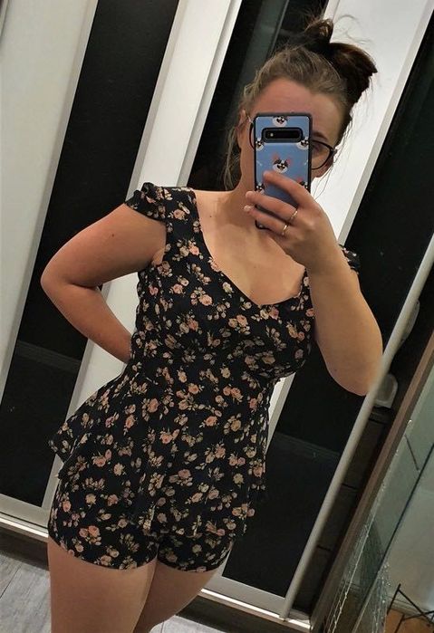 Krótki kombinezon w kwiaty