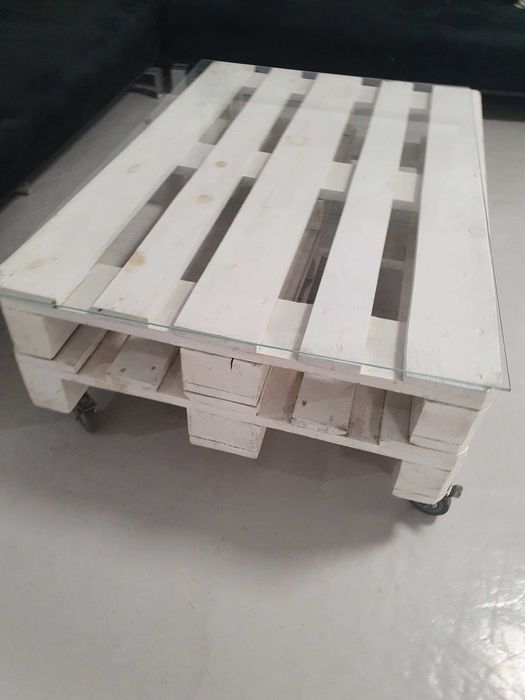 Stolik z palet ze szklanym blatem na kółkach