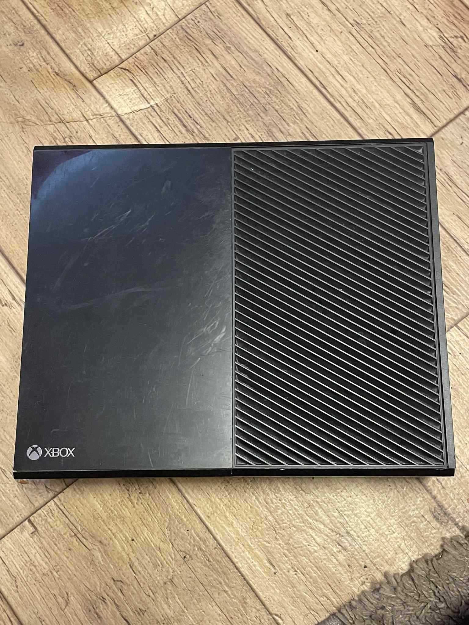 Xbox one 100% sprawny bez pada z gra