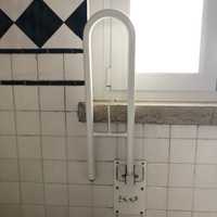 Barra de apoio para sanita ou banheira em WC adaptada