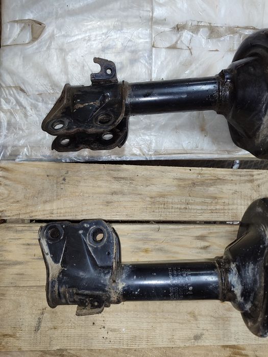 Передние амортизаторы на Subaru Outback 2013 года. Родные.