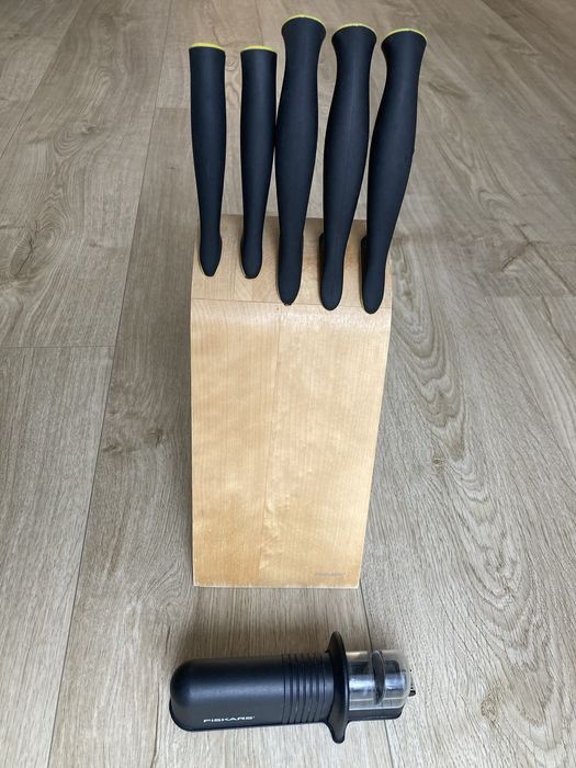 Zestaw noży fiskars w bloku + ostrzałka, noże fiskars