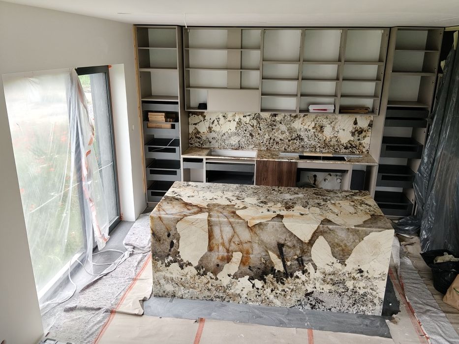 Blaty kuchenne, schody, oraz kominki z granitu, konglomeratu , spieku