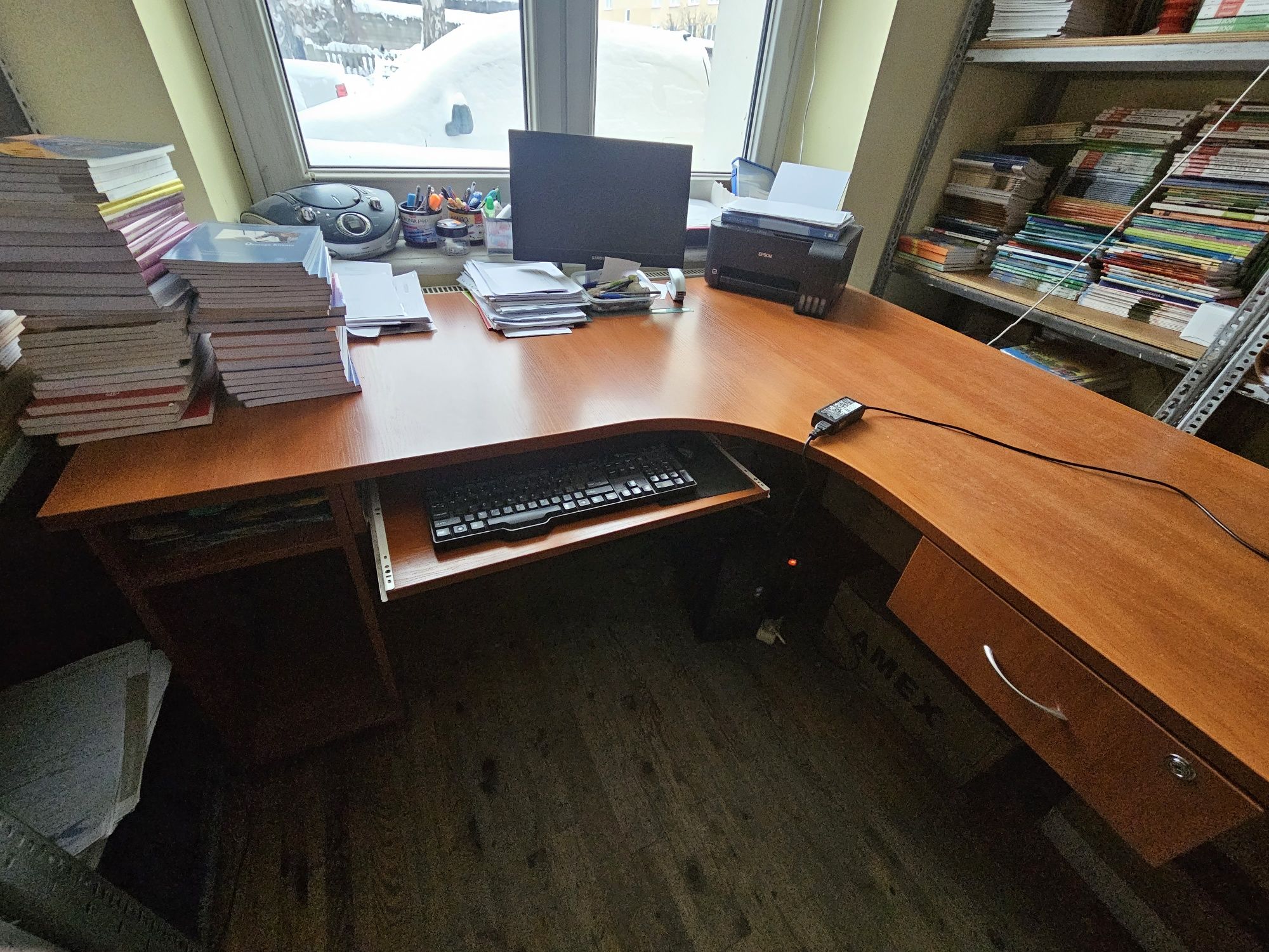 Duże drewniane biurko narożne do biura