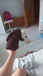 Brązowy biały ogier pop pluszowy z kijem  ogłowiem i wodzami