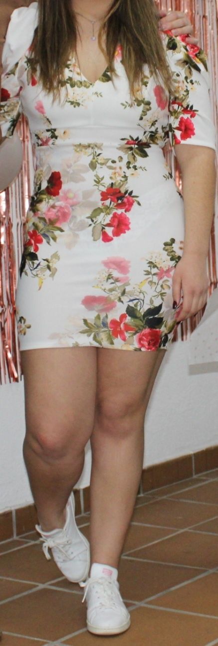 Vrstido branco com padrão flores