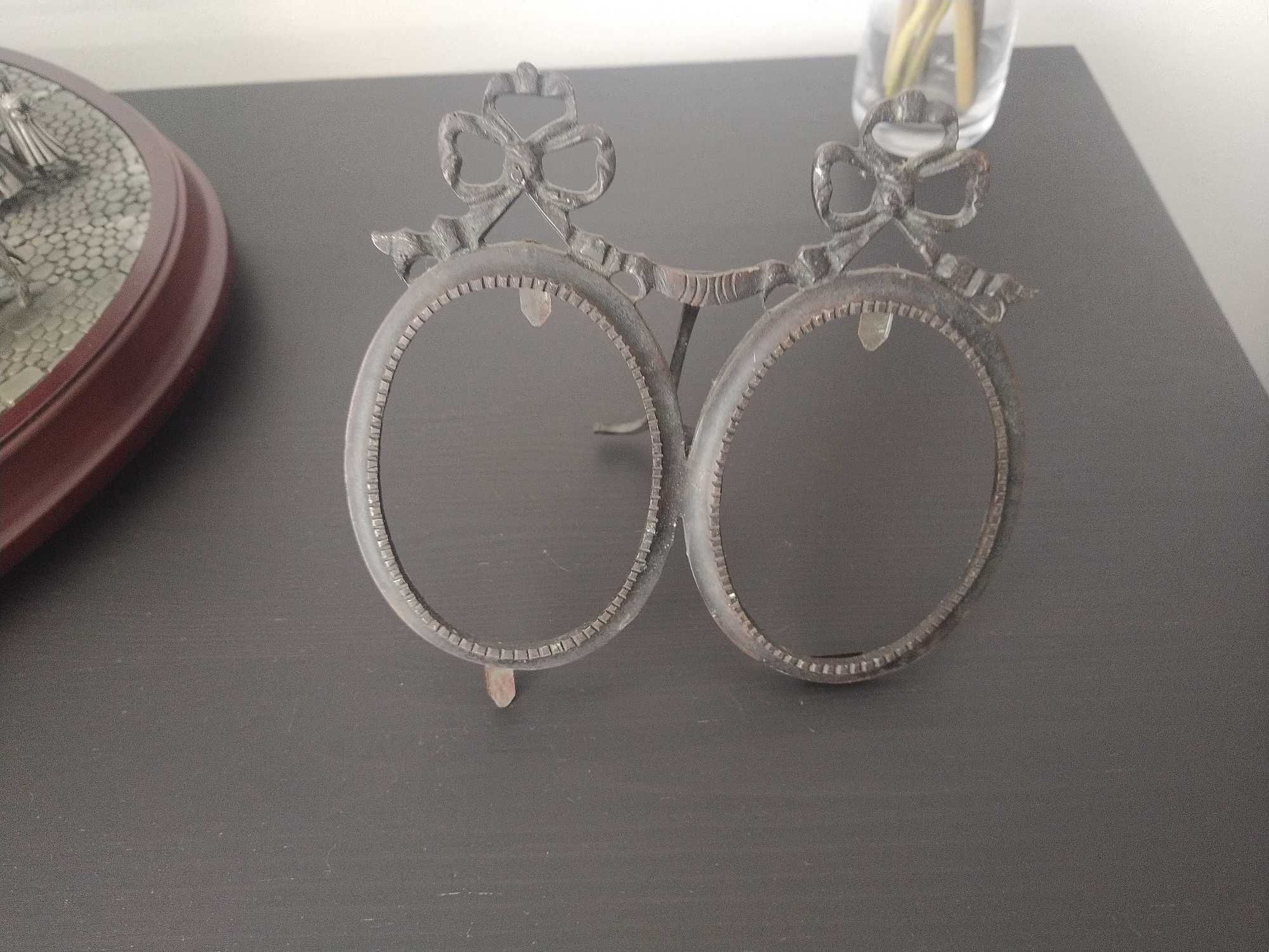 Antiga moldura dupla, em metal
