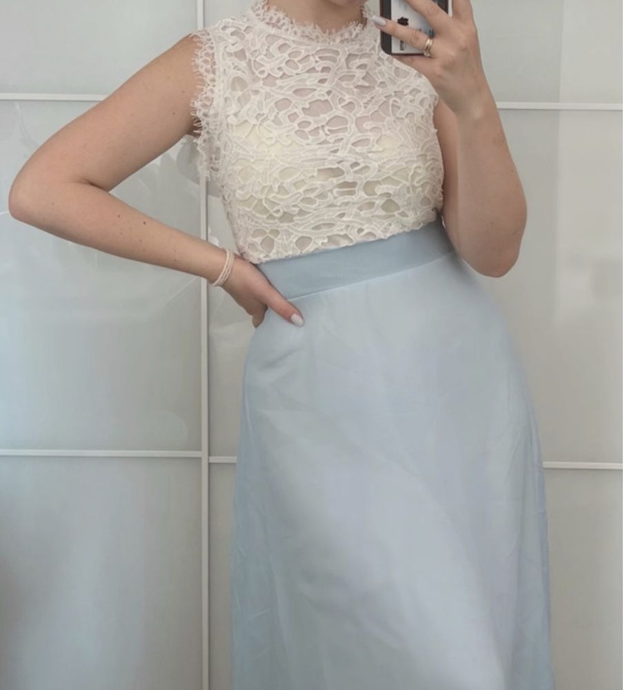 Długa niebieska sukienka z białą koronką